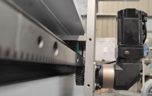 Планшетно-режущий плоттер DELTAMACHINERY CDM3016RT
