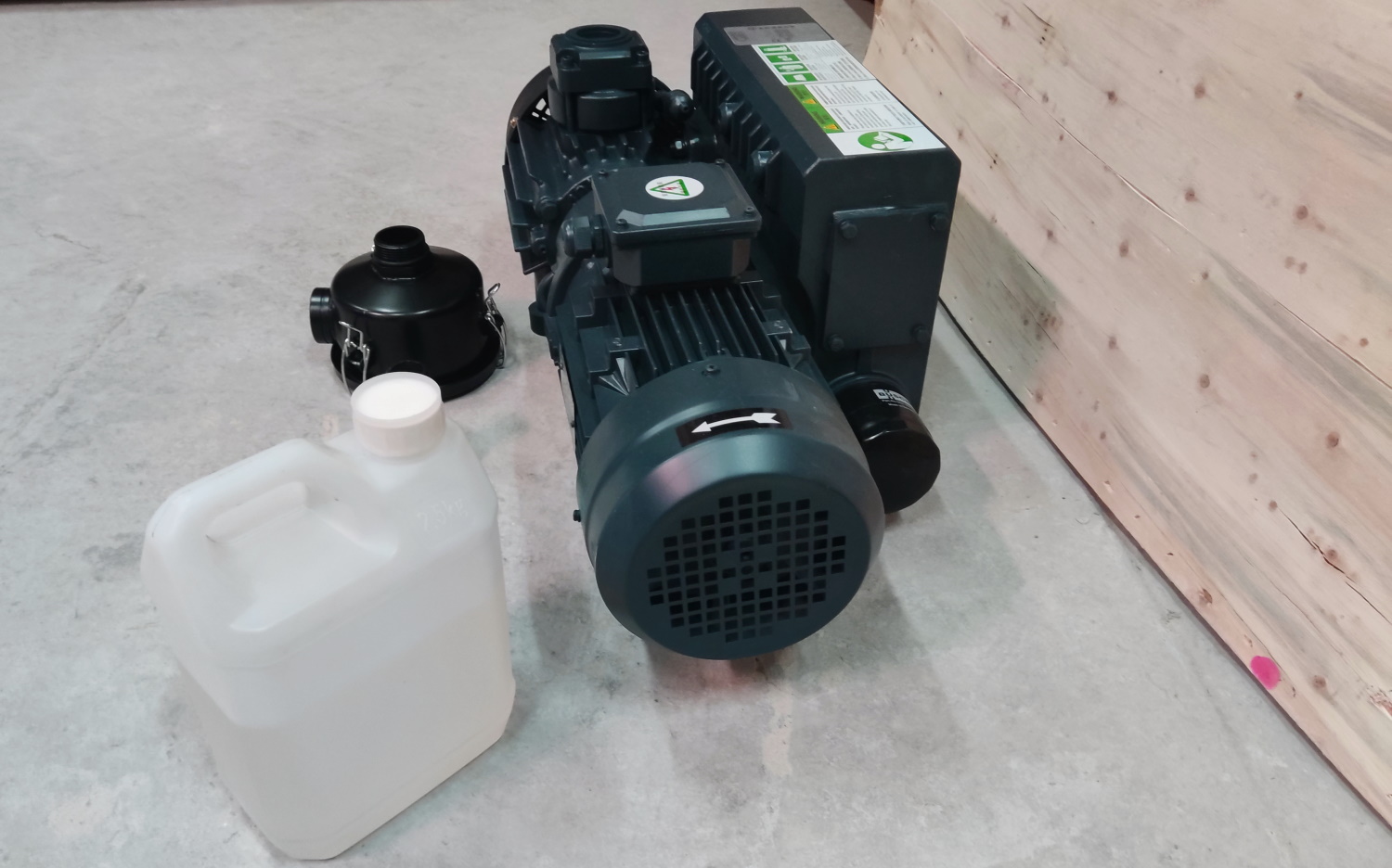 Пластинчато-роторный вакуумный насос DELTAMACHINERY DM-W1-100 с масляным уплотнением